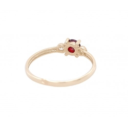 Ring aus Gelbgold mit rotem Zirkonia