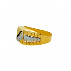 Ring aus Gelb- und Weissgold mit Gravur und Emaille