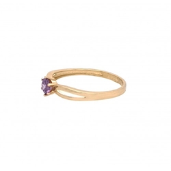 Ring aus Gelbgold mit violettem Zirkonia