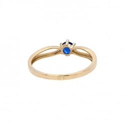 Ring aus Gelbgold mit blauem Zirkonia